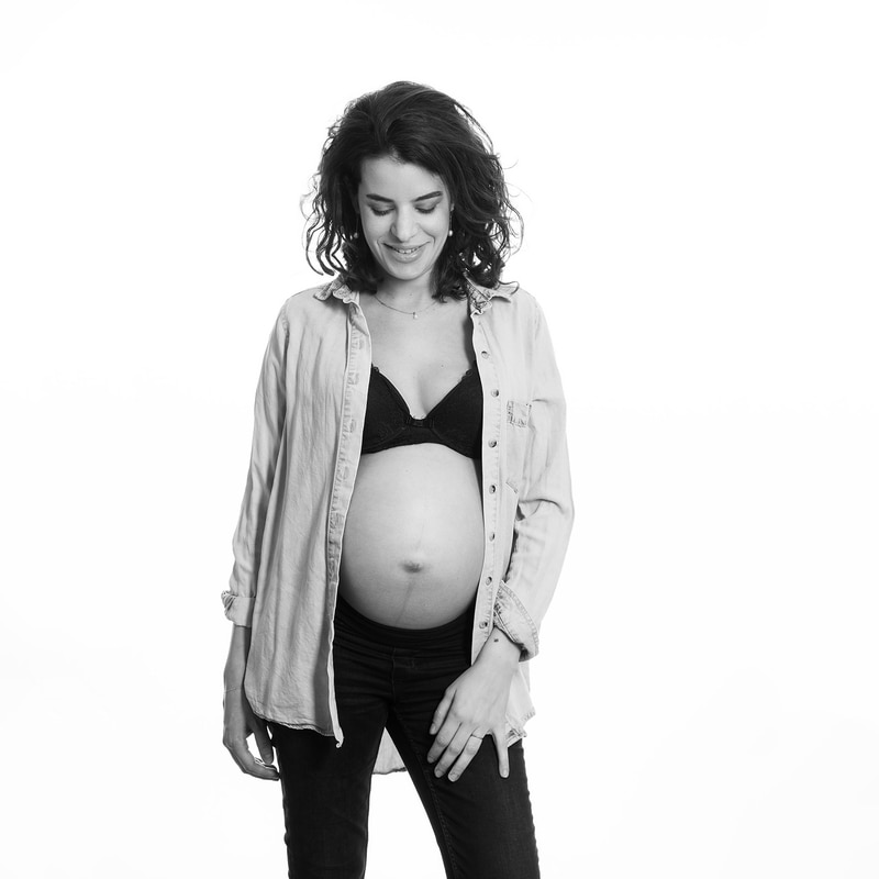 femme enceinte en noir et blanc