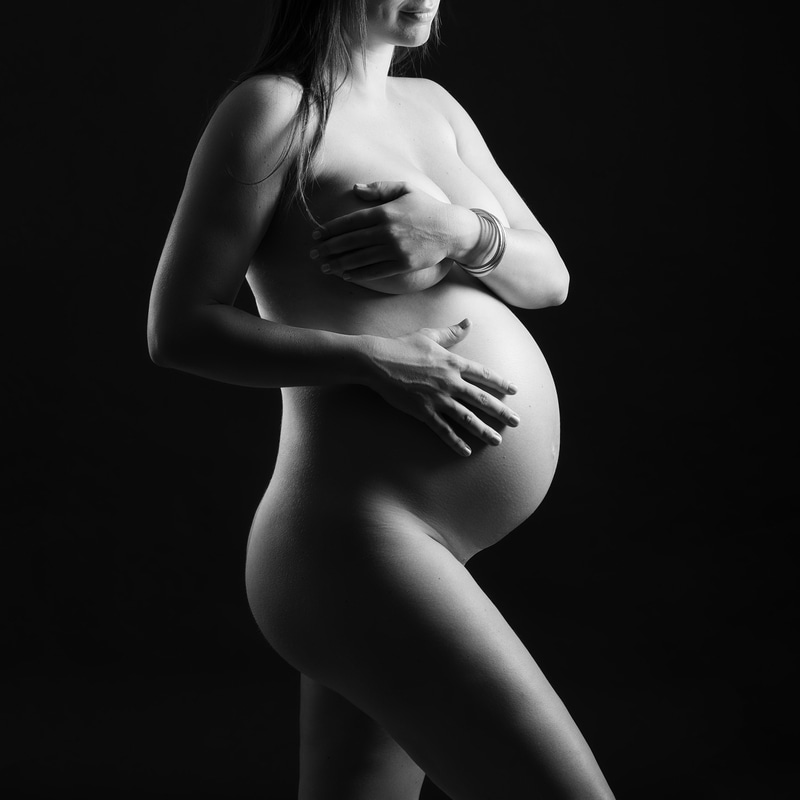 femme enceinte dénudée avec jeu de lumière
