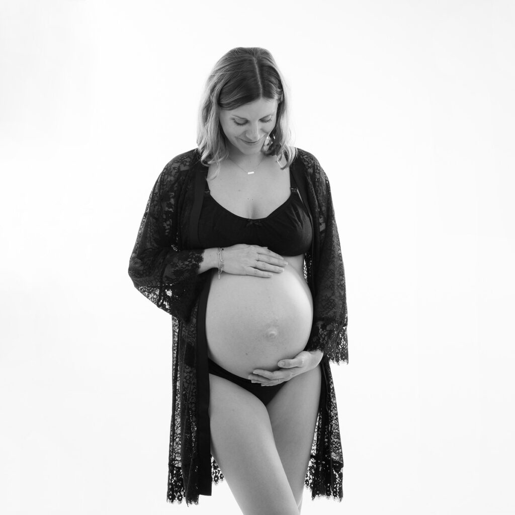 photo de femme enceinte en studio