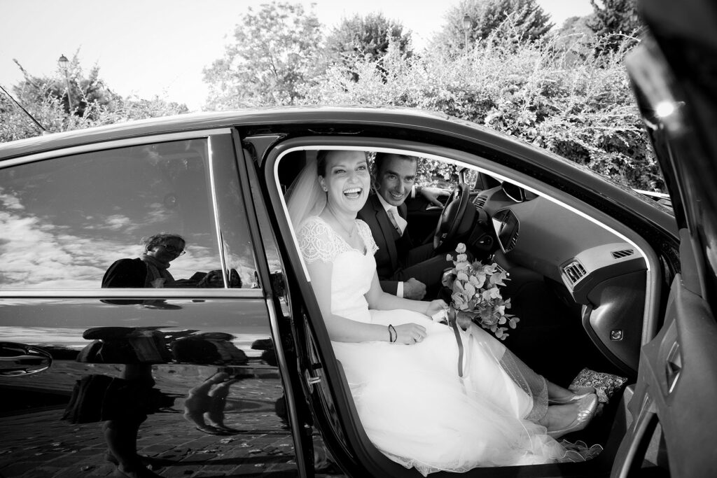 les mariés dans la voiture